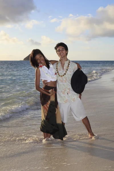 Молодая пара смешанных рас на пляже — стоковое фото