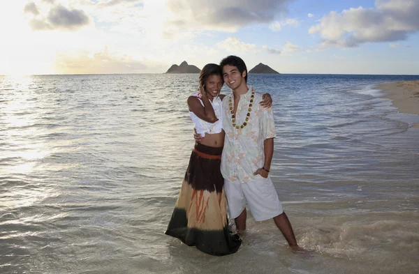 Giovane coppia di razza mista in spiaggia — Foto Stock