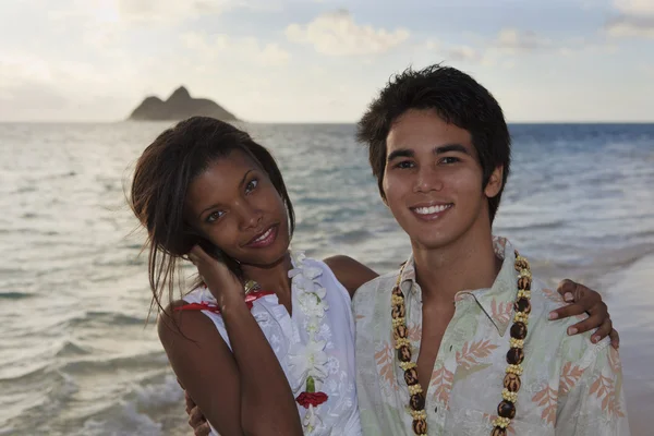 해변에서 젊은 혼합된 인종 한 쌍 — 스톡 사진