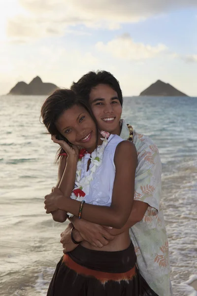 Para młoda mieszanej rasy na plaży — Zdjęcie stockowe