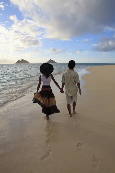Jóvenes pareja mixta caminar en la playa — Foto de Stock