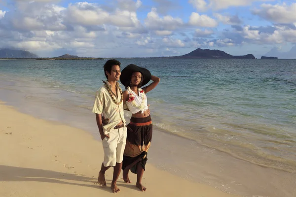 Jóvenes pareja mixta caminar en la playa —  Fotos de Stock