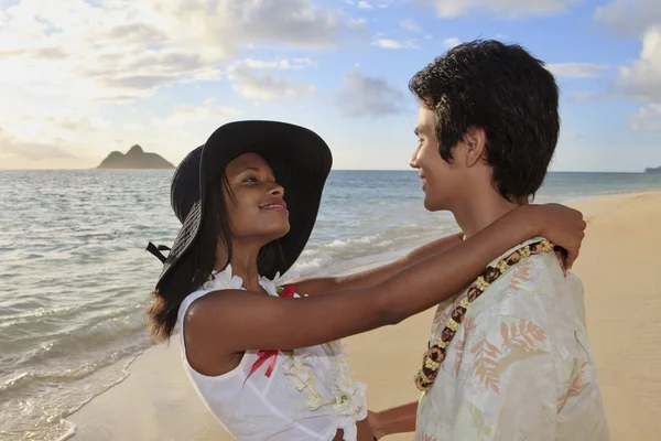 Unga blandras par på stranden — Stockfoto