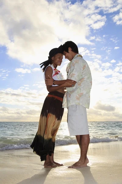 Jovem casal misto na praia — Fotografia de Stock