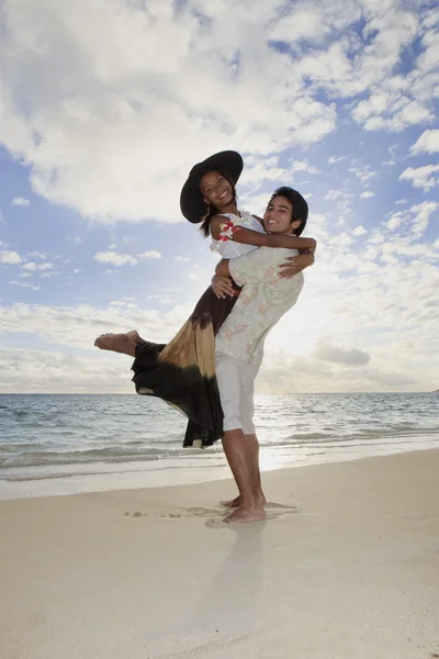 Jeune couple mixte à la plage — Photo