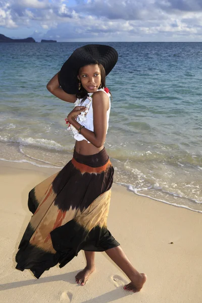 Piękna czarna kobieta na brzegu — Zdjęcie stockowe