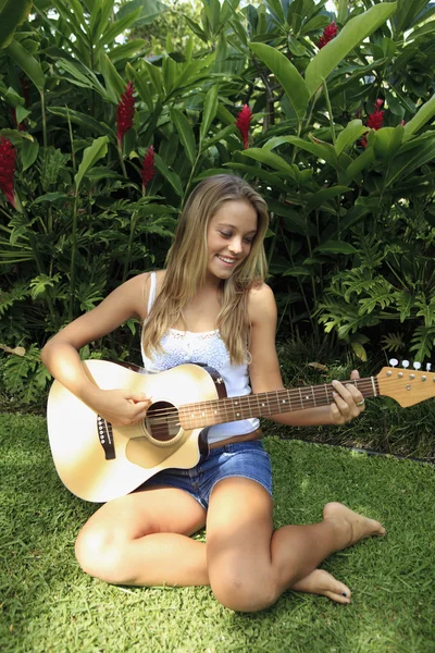 Mooie tienermeisje spelen gitaar — Stockfoto