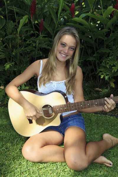 Menina adolescente bonita tocando guitarra — Fotografia de Stock
