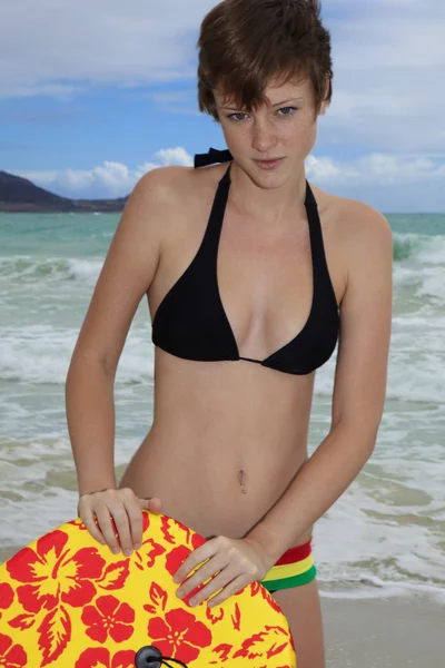 Krásná dívka na pláži na Havaji — Stock fotografie