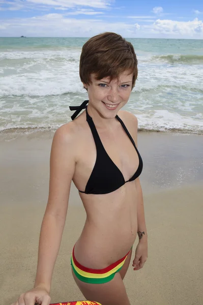 Schönes Mädchen am Strand von Hawaii — Stockfoto