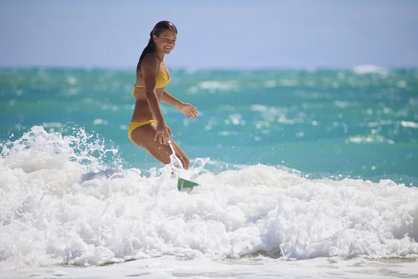 Menina em um biquíni amarelo surf — Fotografia de Stock