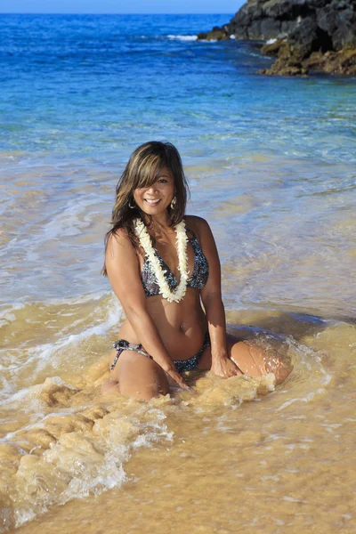 Молодая женщина на пляже Макена — стоковое фото