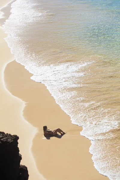 Fiatal nő makena strandon — Stock Fotó