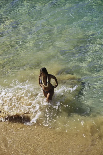 Giovane donna alla spiaggia di Makena — Foto Stock