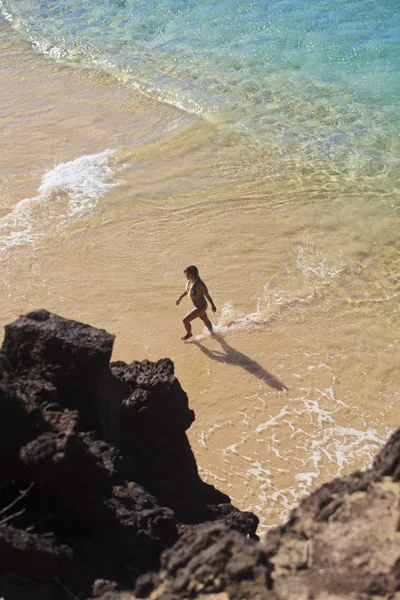 Makena beach adlı genç bir kadın — Stok fotoğraf