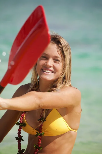 Bella ragazza adolescente con il suo kayak — Foto Stock