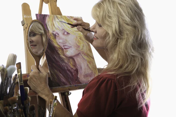 Rtist i hennes femtiotalet måla ett självporträtt — Stockfoto