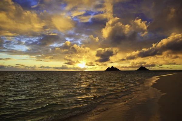Tichomořské slunce skrz mraky — Stock fotografie