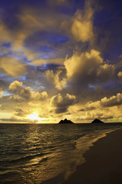 透过云层的太平洋日出 — 图库照片