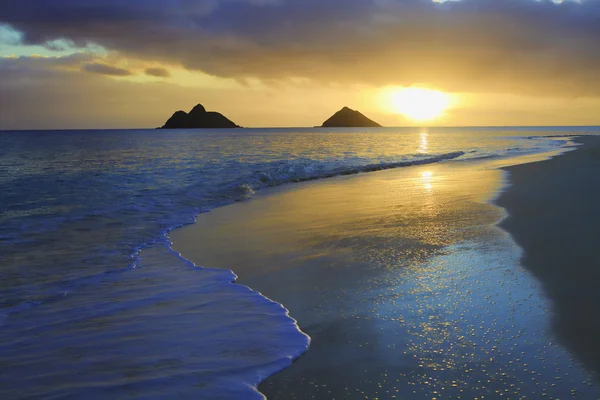 Схід сонця на пляжі Ланікай — стокове фото