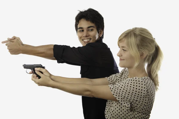 Άνδρας και γυναίκα με πιστόλι — Φωτογραφία Αρχείου