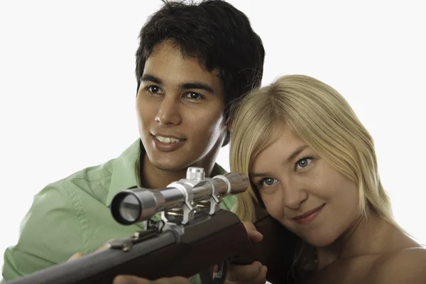 Man and woman with rifle — Stock Photo, Image