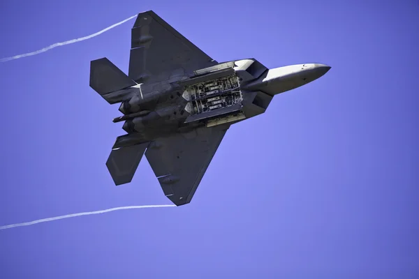 F-22 raptor in vlucht — Stockfoto