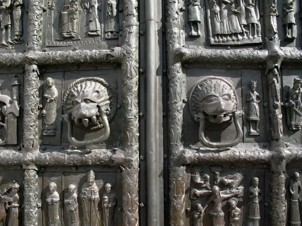 Старый фрагмент украшения дверей — стоковое фото