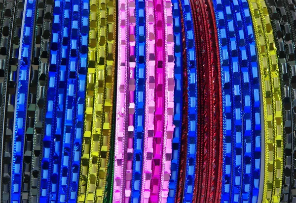 Kolorowe bransoletki metalowe pierścienie — Zdjęcie stockowe
