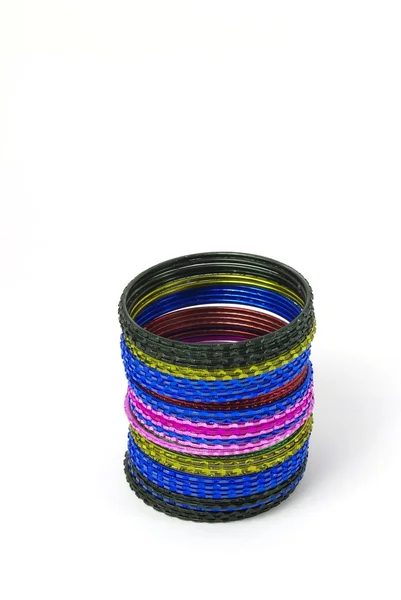 Kolorowe bransoletki metalowe pierścienie — Zdjęcie stockowe