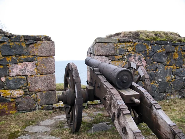 Древняя пушка в форте острова — стоковое фото