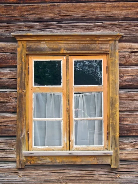 Окно в старой деревянной стене — стоковое фото