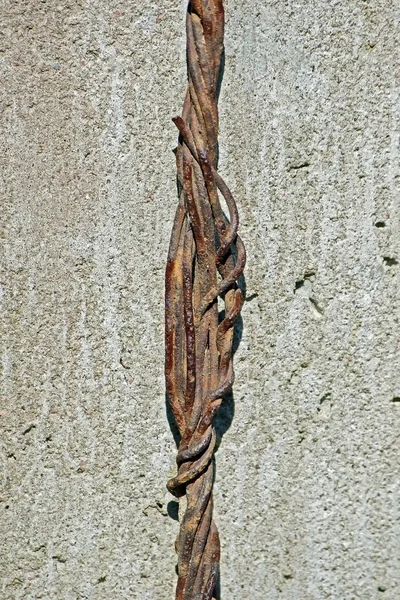 Velha corda enferrujada de fios de ferro — Fotografia de Stock