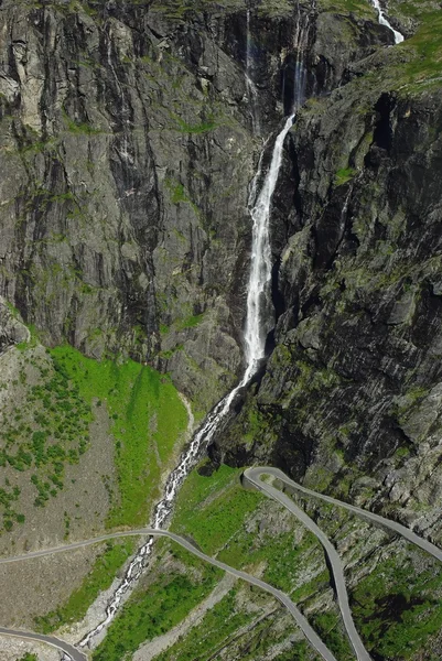 Bergweg in Noorwegen Rechtenvrije Stockfoto's