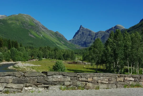 Hermoso paisaje de montaña de Noruega — Foto de Stock
