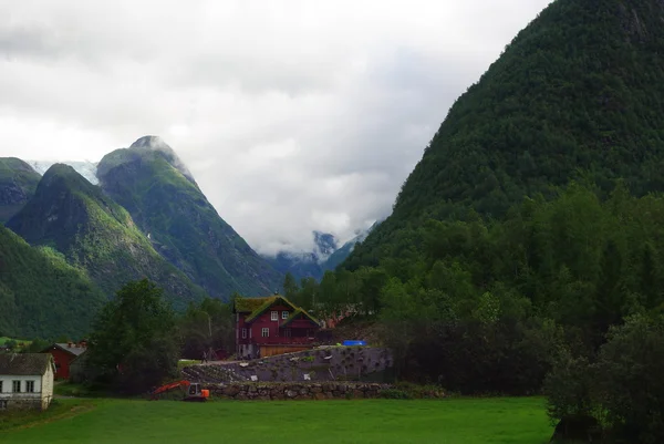Tradiční dřevěné domy v lyrdal, Norsko — Stock fotografie