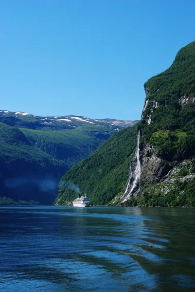 Cruiseschip in geiranger fjord, Noorwegen — Stockfoto