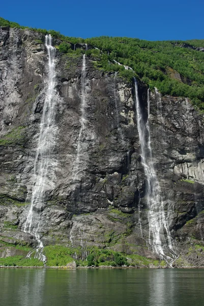 Gebirgsfluss mit Wasserfall in Norwegen — Stockfoto