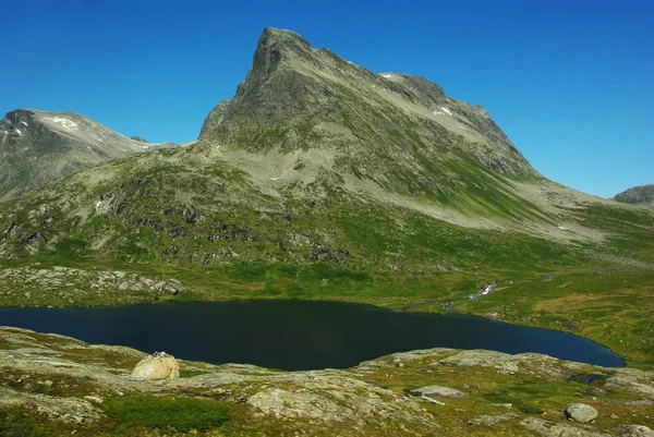 Górskie jezioro w Norwegii — Zdjęcie stockowe