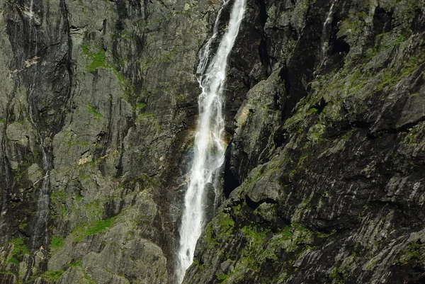 ノルウェーの滝と山川 — ストック写真