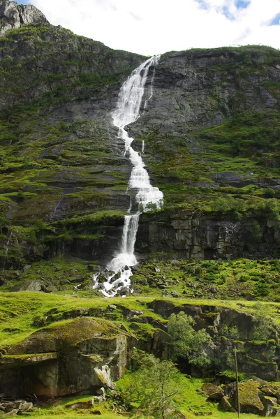 Горная река с водопадом в Норвегии — стоковое фото