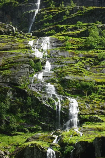 Río de montaña con cascada en Noruega — Foto de Stock