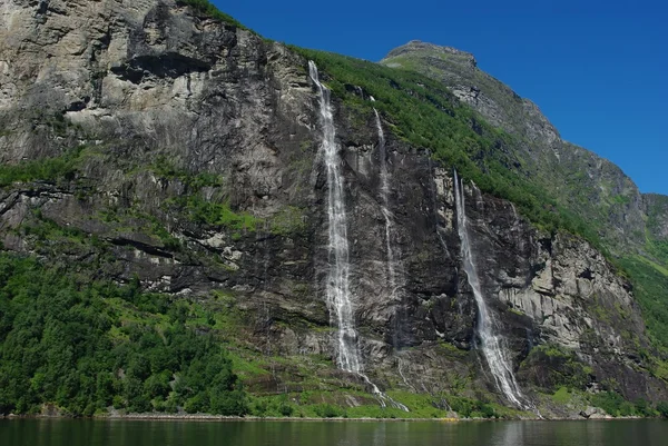 Berg rivier met waterval in Noorwegen — Stockfoto