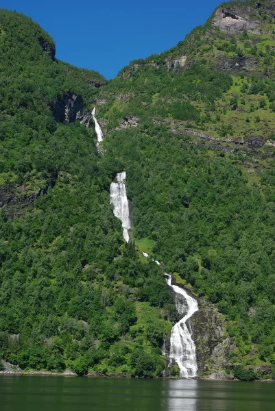 Rio da montanha com cachoeira na Noruega — Fotografia de Stock