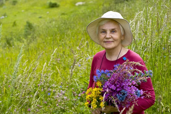 老妇女与鲜花 — 图库照片