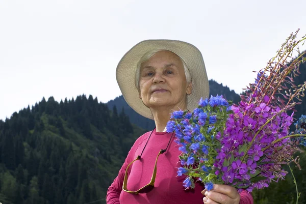 Staré ženy s květinami — Stock fotografie