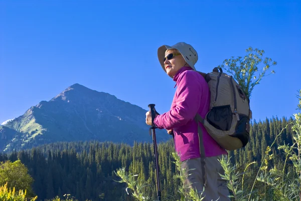 Mulheres velhas na montanha — Fotografia de Stock