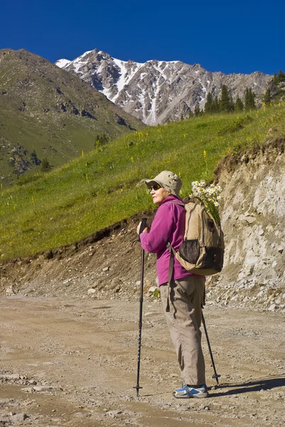 山で古い女性 — ストック写真
