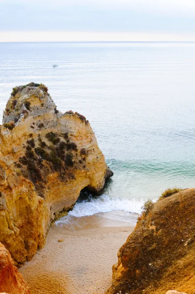 La playa entre rocas Fotos De Stock