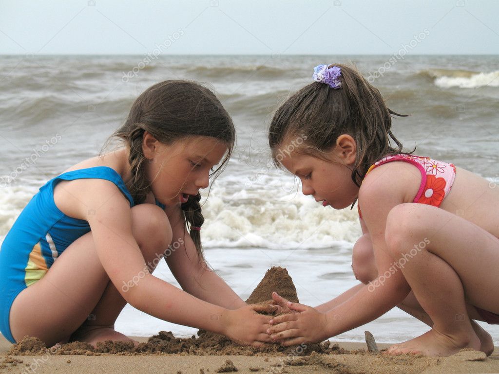 Zwei Mädchen An Einem Strand Stockfotografie Lizenzfreie Fotos © Yippikaye 2831278 